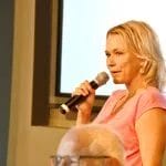 Nova Meierhenrich führte durch die Charity Gala für "Lecker hoch drei"