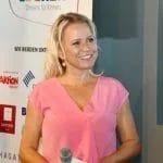 Nova Meierhenrich führte durch die Charity Gala für "Lecker hoch drei"