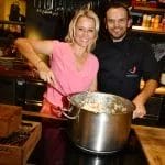 Kochbegeistert: Nova Meierhenrich und Steffen Henssler bei der Charity Gala für "Lecker hoch drei"