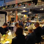 Hundert Gäste bei der Gala für Lecker hoch drei in Hensslers Küche 2023. Foto: Pestalozzi-Stiftung Hamburg