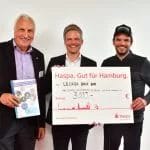 Am 9. Juli, bei der Eröffnungs-Pressekonferenz von Lecker hoch drei, durfte Dr. Arthur Friedrich vom Freundes- und Förderverein der Pestalozzi-Stiftung Hamburg den Spendenscheck übergeben (Foto: Martin Brinckmann)