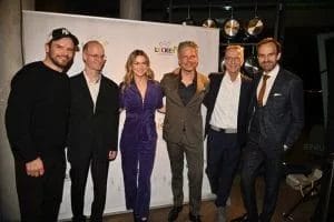 F&uuml;nf M&auml;nner und eine Frau l&auml;cheln in die Kamera, halten sich zum Teil an den Schultern. Darunter die aus dem Fernsehen bekannten Steffen Henslser und Dr. Matthias Riedl