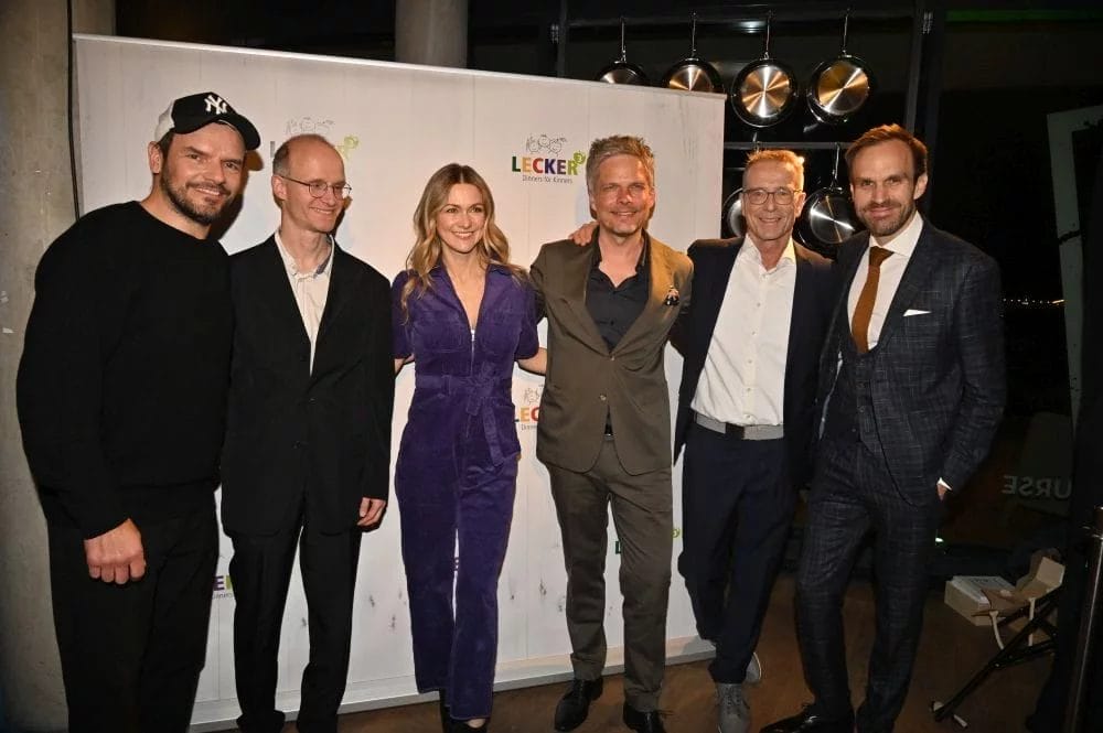 Fünf Männer und eine Frau lächeln in die Kamera, halten sich zum Teil an den Schultern. Darunter die aus dem Fernsehen bekannten Steffen Henslser und Dr. Matthias Riedl